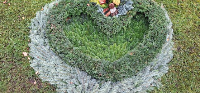 Tannenabdeckung: Winterschmuck für’s Grab